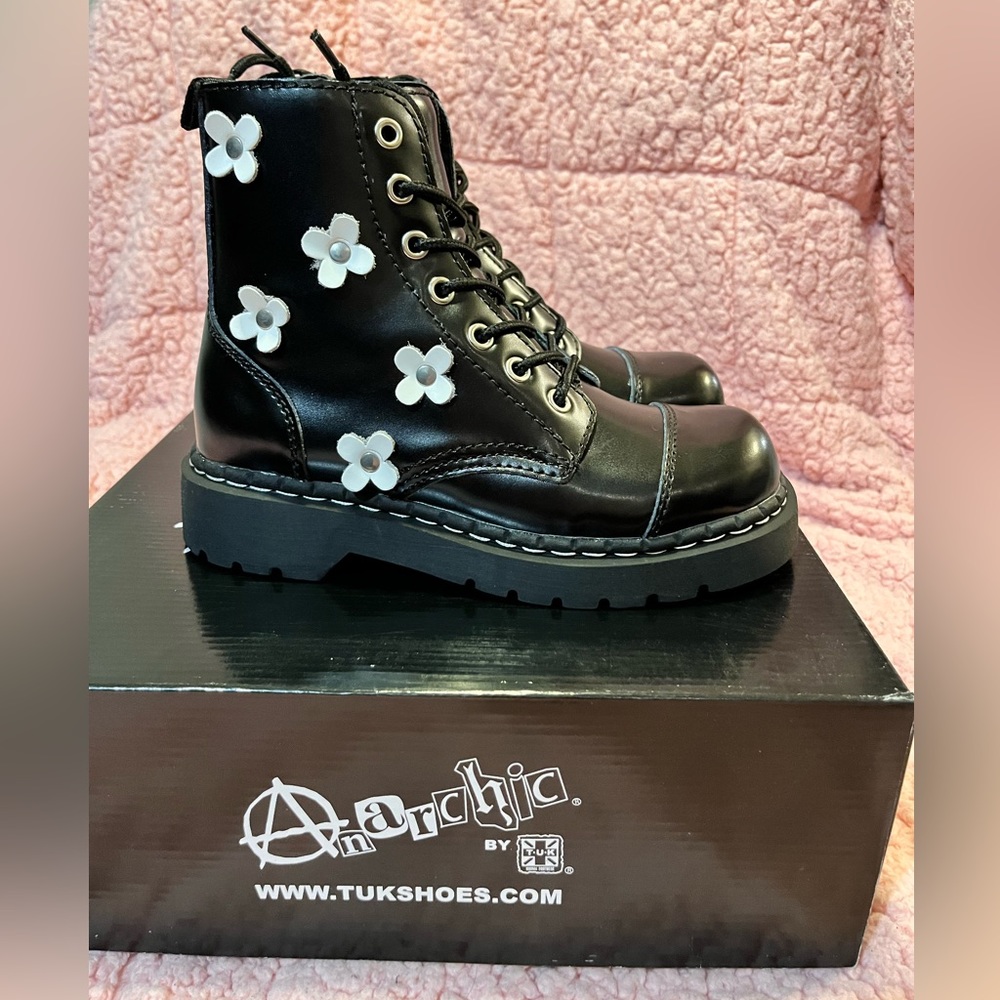 NWT T.U.K. Black Leather Flower Boots 6 Women/Kid Jimin Goth Emo Punk Combat